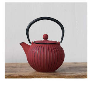 Teapots: Avanti Ribbed Cast Iron Teapot 500ml - Red