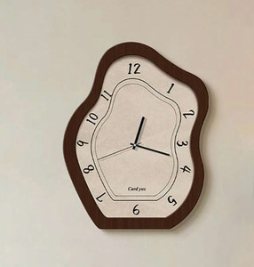 Home Decorating Interior Design: Squiggly Clock
