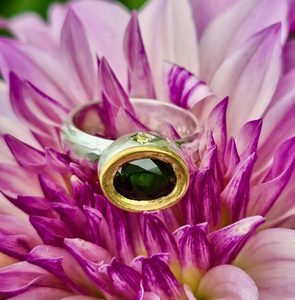 Empress ring. green tourmaline and sapphire, silver and 24ct gold. Size N 1/2 - &hellip;
