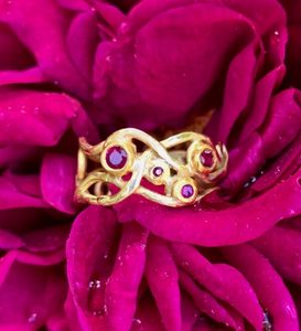 Heart vine ring. 18ct and 24ct gold with rubies. - Penelope Barnhill Jewellery
