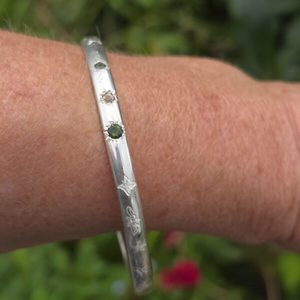 Shine brightly bangle, green sapphire and imperial topaz in a 5mm x 3mm elliptic&hellip;