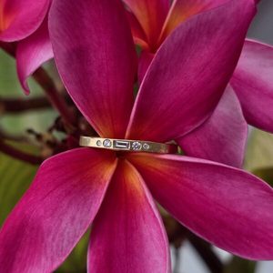 Tiara Ring. 18ct yellow gold, 1x F VS 3.1x2mm baguette, 2x 1.8mm, 1.2mm F SI dia&hellip;