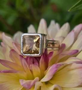 Medieval ring. 9mm princess citrine, silver and 9ct red gold. Size M. - Penelope&hellip;