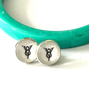V8 Stud earrings