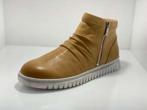 Eos: Clasp Boot - Zip - Short