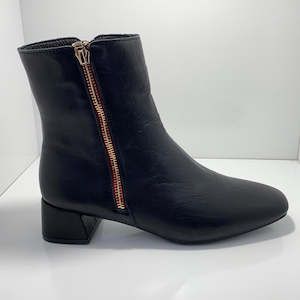 A E: Wander Leather Square Toe boot A & E
