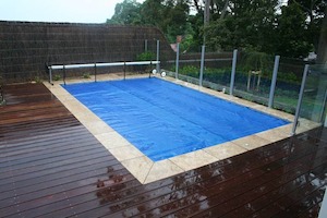 10 × 5m Swimming Pool Cover & Roller – Reduces Evaporation & Retains Heat