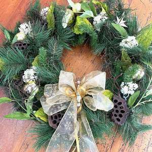 Christmas 1: Large Christmas Wreath - Gold Bow & Lime