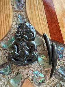 Frontpage: Obsidian (gold sheen)