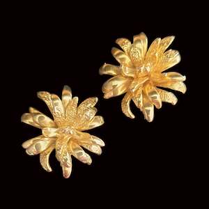 Fashion: Vintage Gold Flower Clip-On Earrings