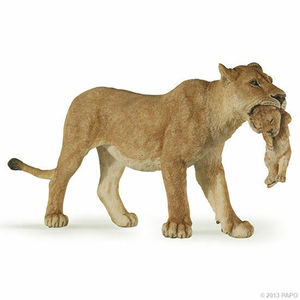 Lioness carrying cub - Papo