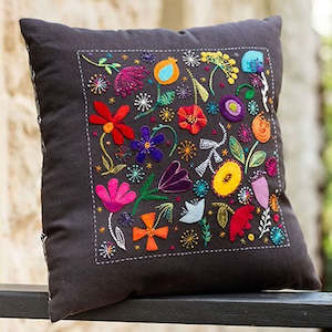 Wendy Williams Patterns: Scattered Flowers Cushion Pattern - Wendy Williams