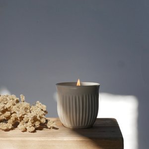 Natural Clean Burning Aromatherapycandles: Dahlia in Clay + Poet Ceramic Candle