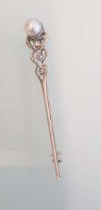 A Vintage pearl and diamond set bar brooch