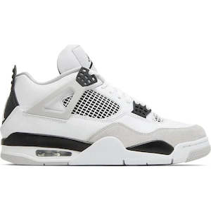 Sneakers 1: Jordan 4 Retro Military Black
