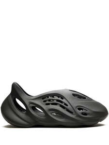 Yeezy: Yeezy Foam Runner Carbon