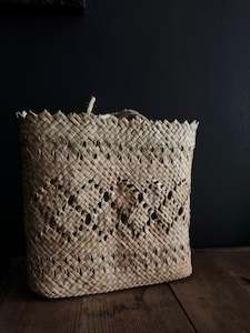 Medium Kete Whakairo - Aramoana & Whakapuare