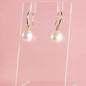 Jewellery: Elise Pearl Drop