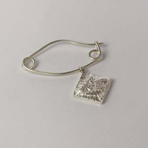 Brooches: RK76: Pointing finger pin