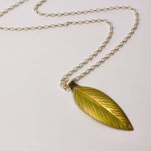 RB171: Pohutukawa leaf pendant