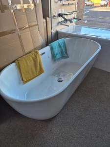 QB White Pure Acrylic Oval Center Drain Bathtub