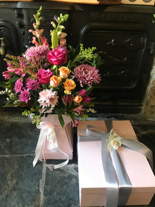 Products: Luxury gift box and flower arrangment The Flower