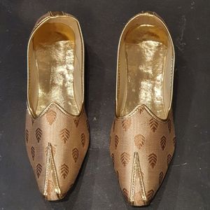 Menswear: MM012-Men's Mojri shoes in dark brown