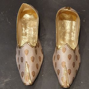 MM011-Men's Mojri shoes in Beige/brown
