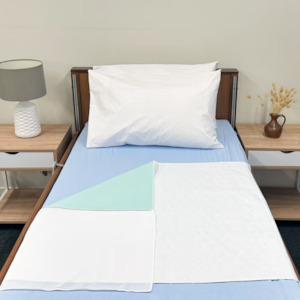 Washable bed pad in super green with flaps - 800 ml absorbency