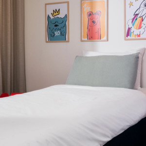 Beds And Mattresses: Duvet protector with clips