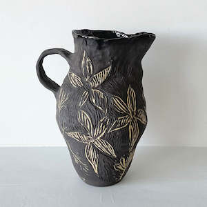 Wildy Jenn Leov: Dark Flower Vase