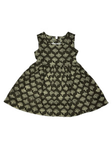 Chic Black & White Sleeveless Dress – Elegant & Timeless