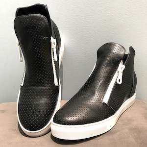 Footwear: BLACK PERF WILLOTT