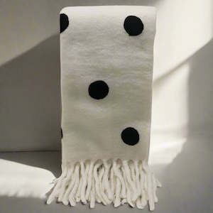 Homeware: POLKA DOT THROW