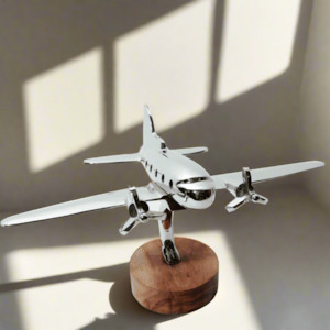 Le Monde: ALUMINIUM PLANE