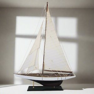 Le Monde: LARGE MODEL YACHT