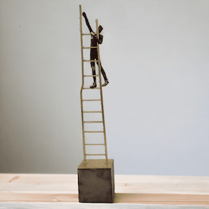 Le Monde: MAN CLIMBING ON LADDER