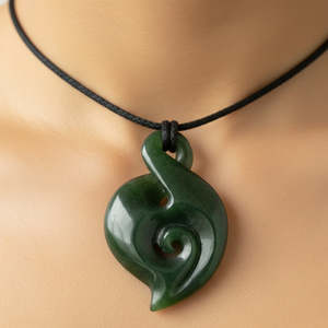 Kiwiana: 30MM GREENSTONE TWIST KORU