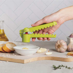 Ladelle: Garligator Garlic Press