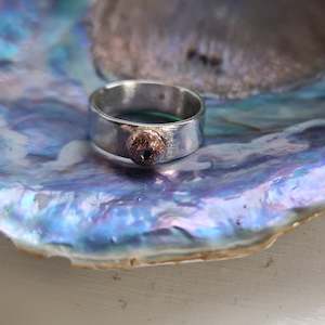 Rings: Kina Ring on Wide Band