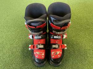 Skiing: Nordica Fire Arrow Team 3 21.5cm Junior Ski Boots