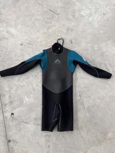 Wetsuits: Peak Men's Medium 3mm Long Arm Short Leg Wetsuit *Has hole at base of zip - Can't be done up on your own*