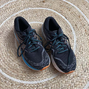 Asics Gel Kayano Runners (shoe laces bit worn) - Size 9