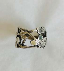 Wallace Sutherland: Puakaito - Mountain Daisy Ring