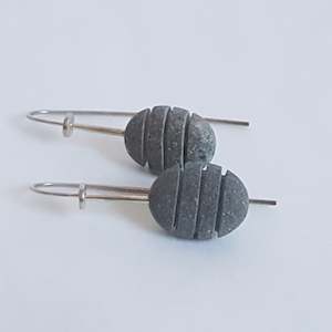 Maike Bartledres: Pebble and sterling silver groove earrings
