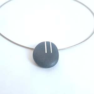 Maike Bartledres: Pebble pendant on sterling silver cable