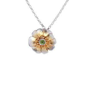 Redmanuka: Jewellery nz | Mt Cook Lilly Silver and Peridot Necklace | Redmānuka