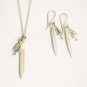 Tūī’s Nectar Gift Set — Necklace and Earrings