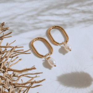 Fabuleux Vous Steel Me Fresh Water Pearl Huggies