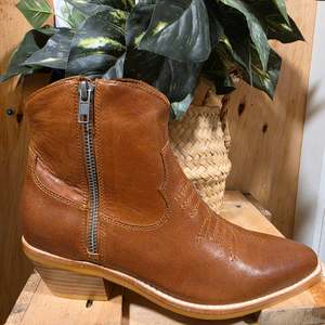 Under 300: Django & Juliette Einars Boot